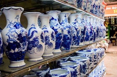 巴特庄古陶瓷村一家商店的陶制品